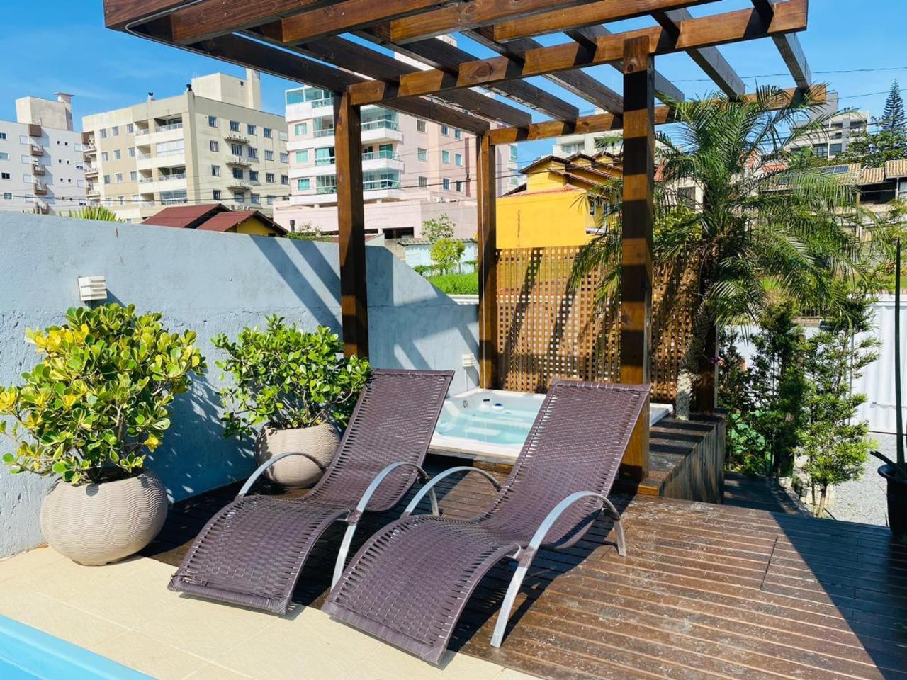봄비나스 Residencial Com Piscina Possui Jacuzzi Aquecida Com Hidromassagem 빌라 외부 사진