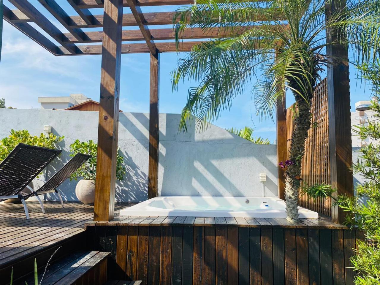 봄비나스 Residencial Com Piscina Possui Jacuzzi Aquecida Com Hidromassagem 빌라 외부 사진