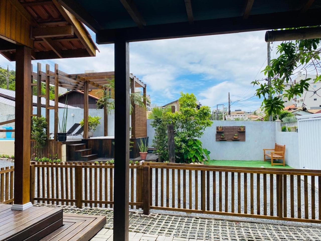봄비나스 Residencial Com Piscina Possui Jacuzzi Aquecida Com Hidromassagem 빌라 외부 사진
