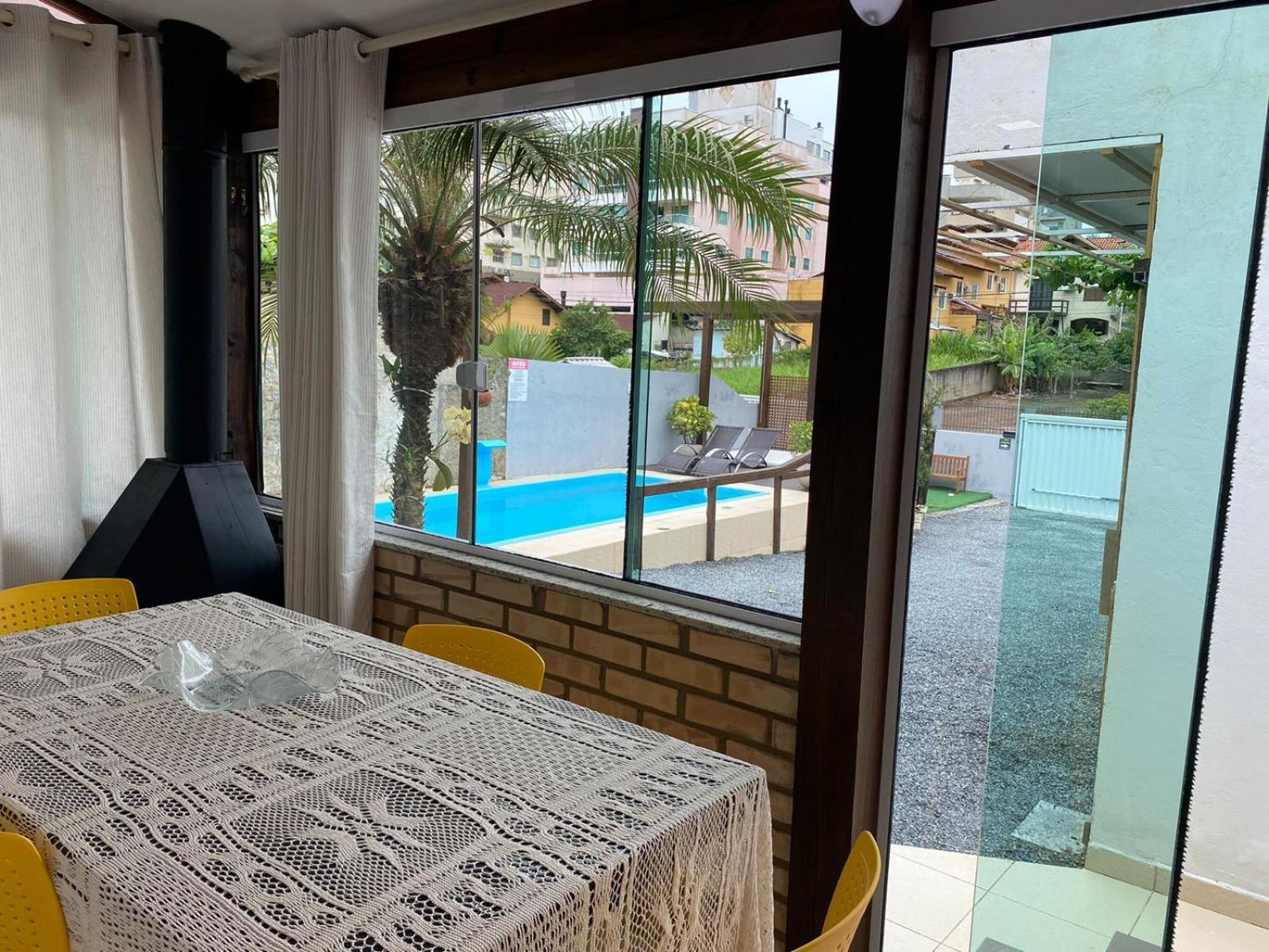 봄비나스 Residencial Com Piscina Possui Jacuzzi Aquecida Com Hidromassagem 빌라 외부 사진