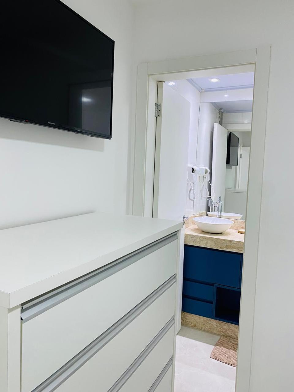 봄비나스 Residencial Com Piscina Possui Jacuzzi Aquecida Com Hidromassagem 빌라 외부 사진