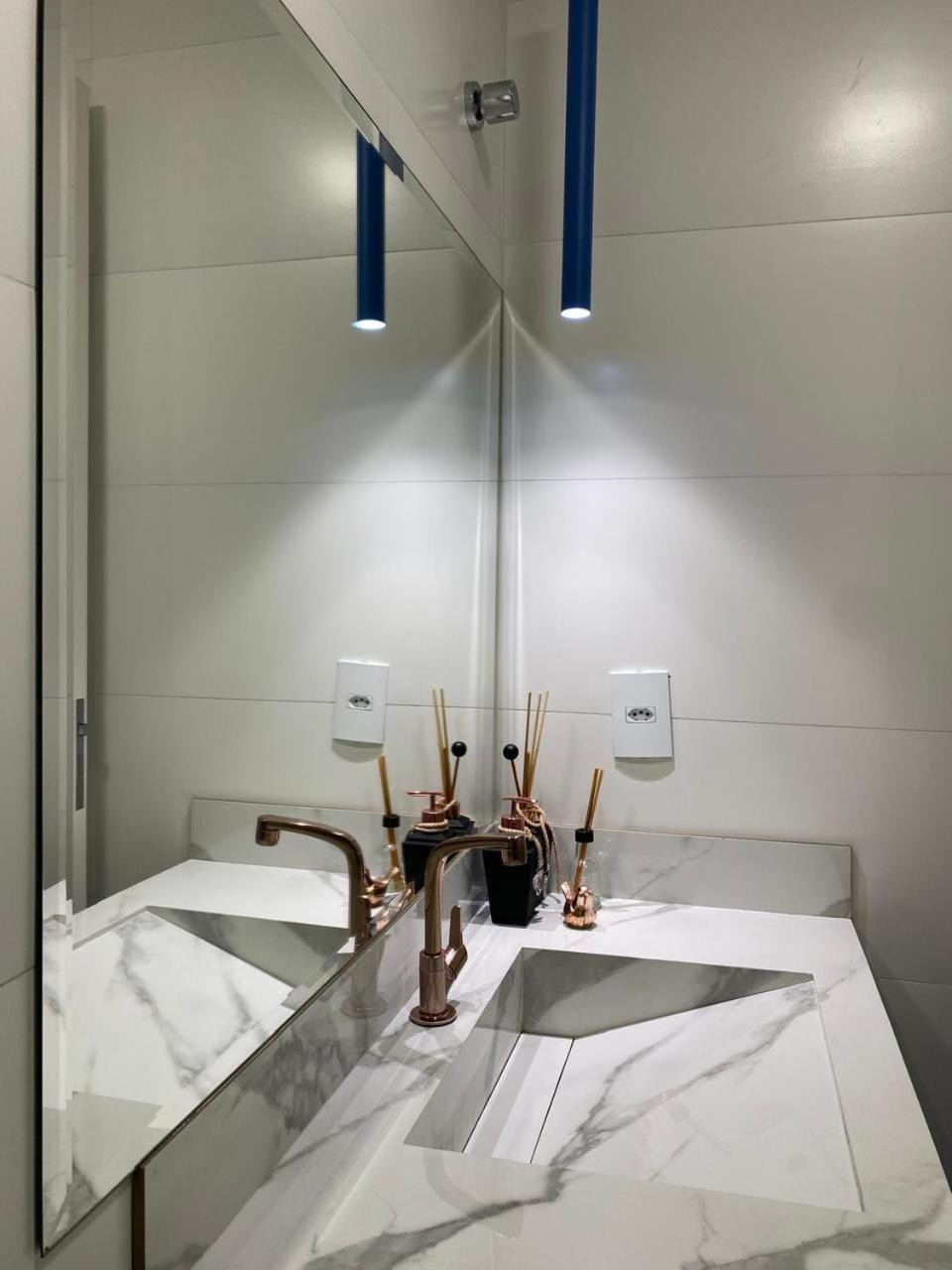 봄비나스 Residencial Com Piscina Possui Jacuzzi Aquecida Com Hidromassagem 빌라 외부 사진
