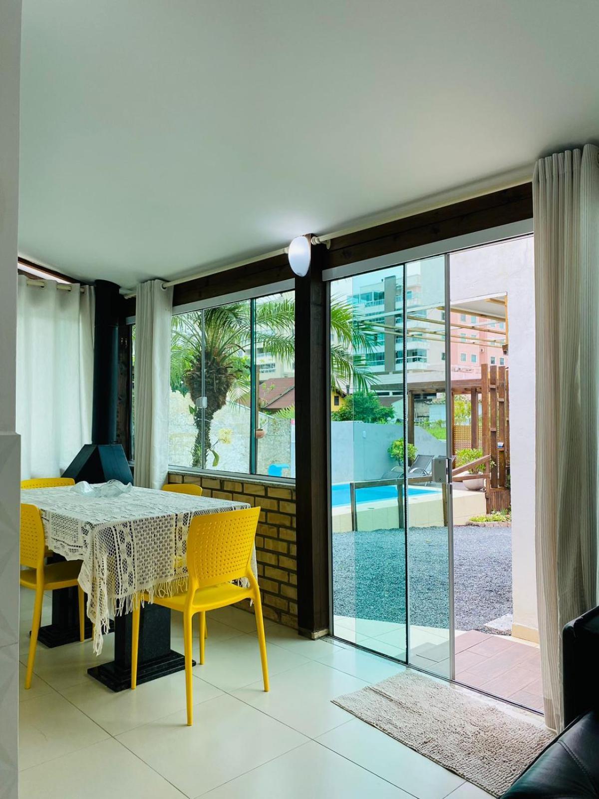 봄비나스 Residencial Com Piscina Possui Jacuzzi Aquecida Com Hidromassagem 빌라 외부 사진
