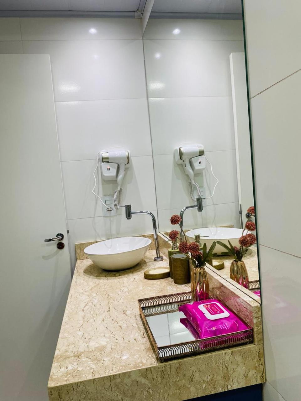 봄비나스 Residencial Com Piscina Possui Jacuzzi Aquecida Com Hidromassagem 빌라 외부 사진