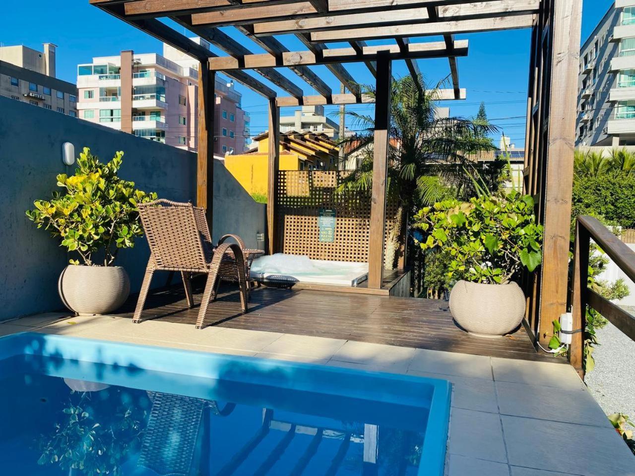 봄비나스 Residencial Com Piscina Possui Jacuzzi Aquecida Com Hidromassagem 빌라 외부 사진