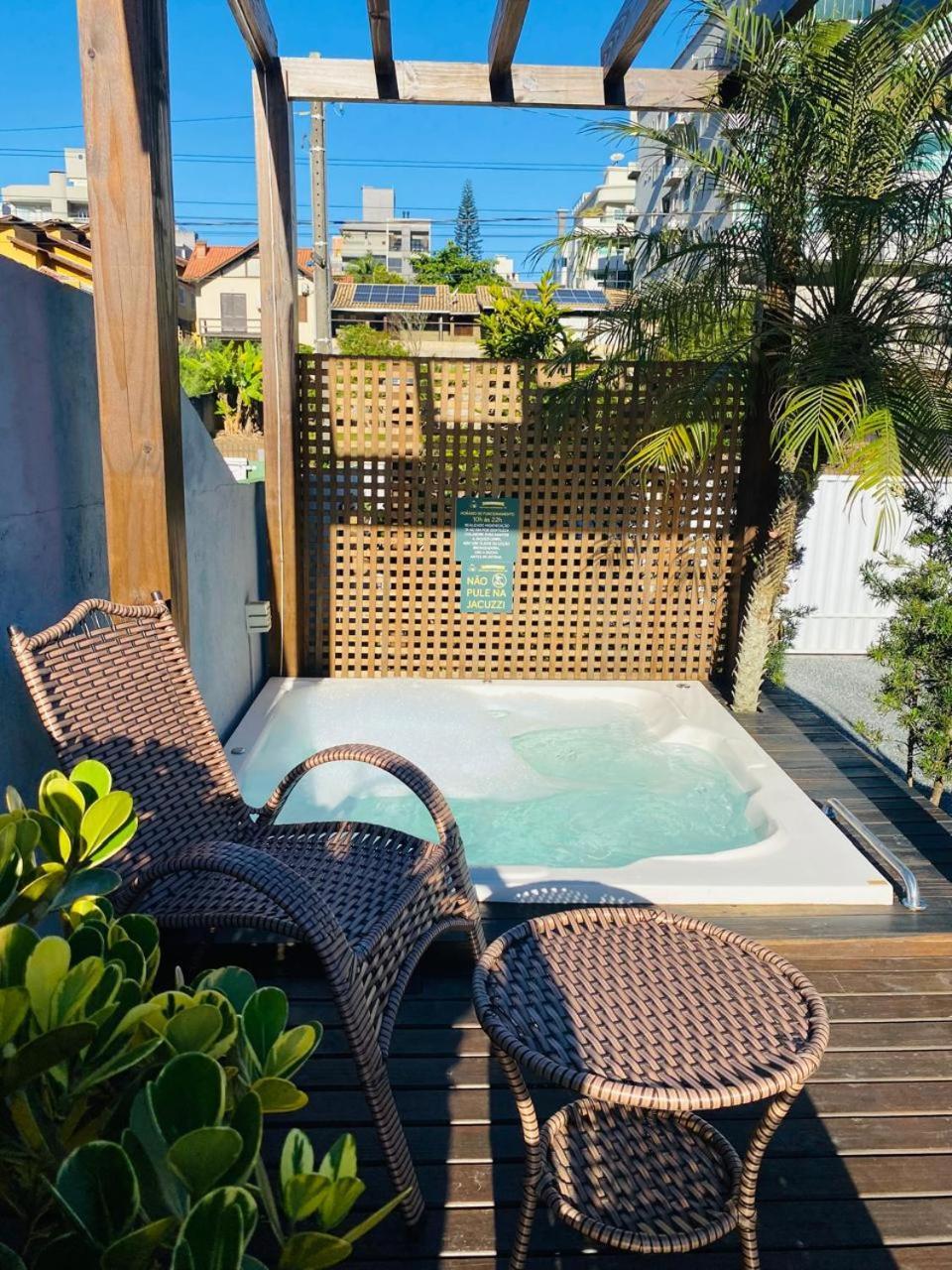 봄비나스 Residencial Com Piscina Possui Jacuzzi Aquecida Com Hidromassagem 빌라 외부 사진