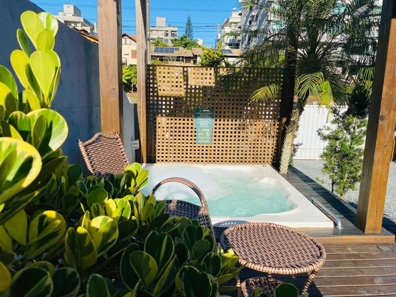 봄비나스 Residencial Com Piscina Possui Jacuzzi Aquecida Com Hidromassagem 빌라 외부 사진
